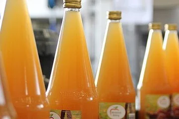 Apfelsaftflaschen regionale Genüsse
