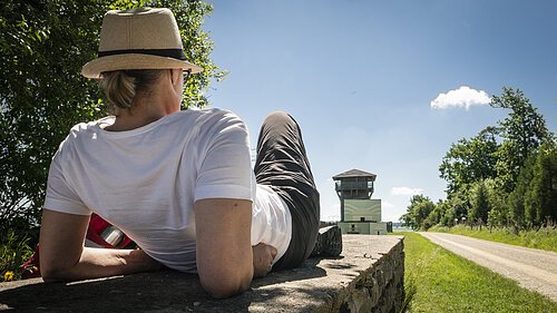 Wanderin am Wachturm Burgsalach